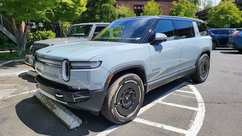 Limestone Rivian R1S sporting new 22" aero wheels